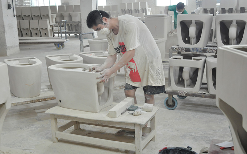 China toilet production manufacturing process toilet Trimming