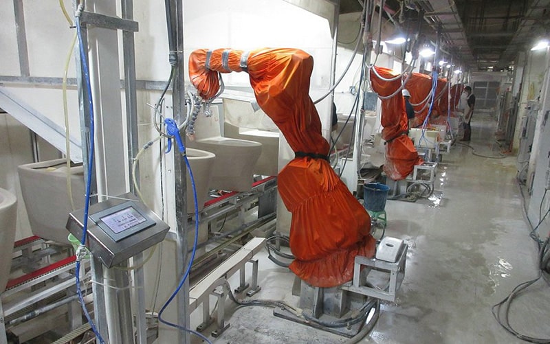 China fornecedor de banheiros inteligentes fábrica de produção de banheiros processo de fabricação robô pulverização de esmalte