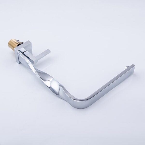 ⁦New Design Bathroom Sink Faucet Brass Distorted Waterfall Basin Faucet⁩ - الصورة ⁦5⁩