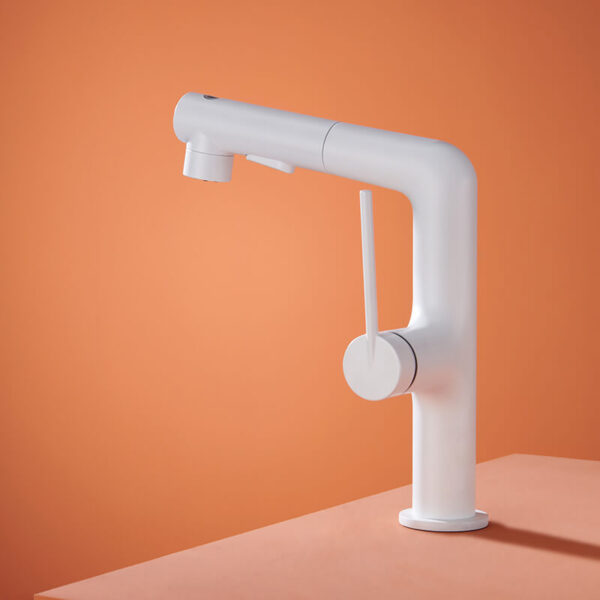 White pull-out sink faucet